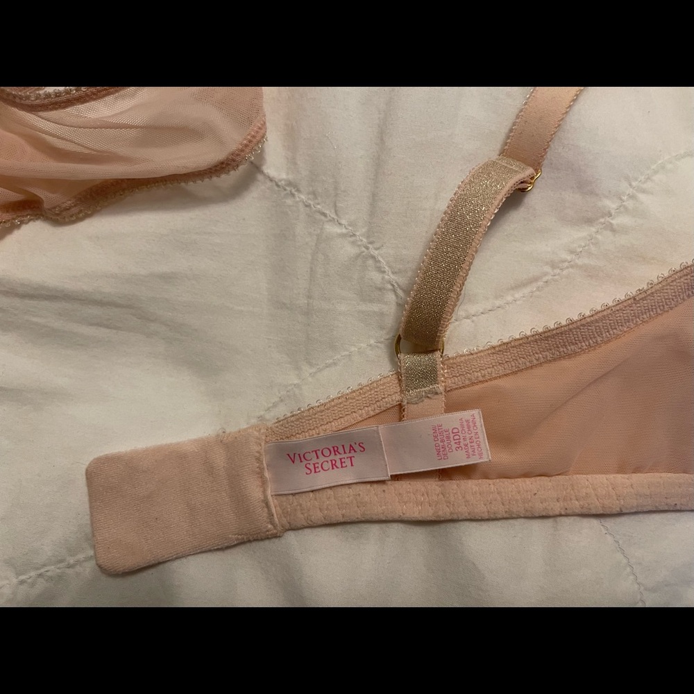 Victoria Secret Bra Set - Picture 4 of 6